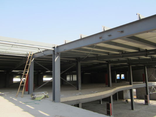 โกดังโครงสร้างเหล็กแบบ Prefab พร้อมผนังและหลังคา