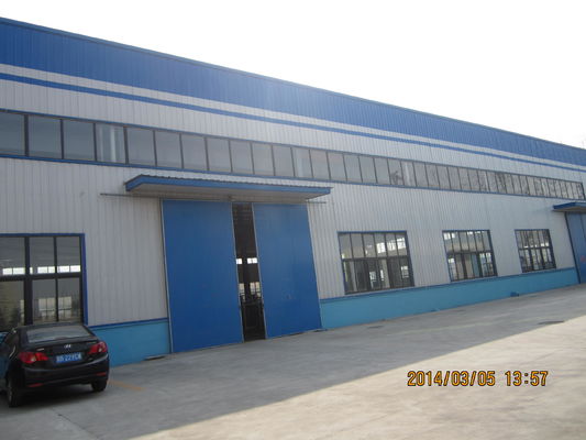 โกดังโครงสร้างเหล็กแบบ Prefab พร้อมผนังและหลังคา