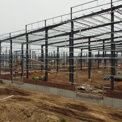คลังสินค้าโครงสร้างเหล็ก Prefab พร้อมแกะ H-Section และ PPGI Cladding