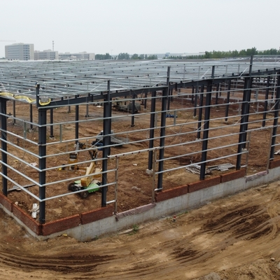 คลังสินค้าโครงสร้างเหล็ก Prefab พร้อมแกะ H-Section และ PPGI Cladding