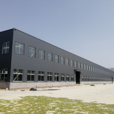 โกดังเหล็ก H-Section Prefab พร้อมเครนสะพานและอุปกรณ์กันความร้อน
