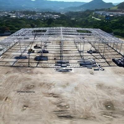 Q355 สแตนเลส ขนาดใหญ่ สีที่กําหนดเอง โดรน ดีไซน์ Prefab สแตนเลส สร้างสรรค์ โกดังพร้อมสํานักงาน