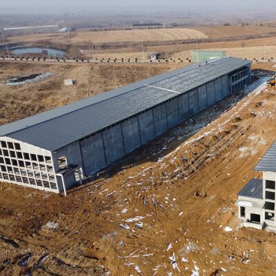โครงสร้างเหล็กประกอบด้วยอุปกรณ์ประกอบกันแบบเรียบร้อย บ้านไก่สําหรับฟาร์มชั้น
